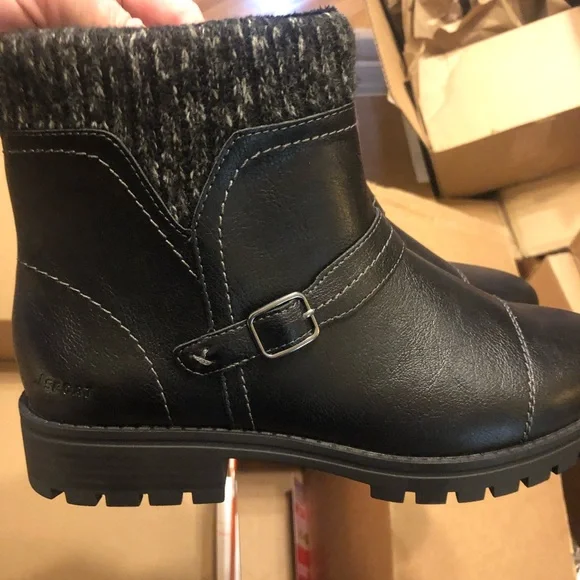 Stylish Black Ankle Boots with Knit Cuff - Picture 7 of 11